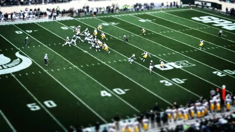 Incident grave dans le football universitaire d'Alabama : deux joueurs blessés lors d'une agression