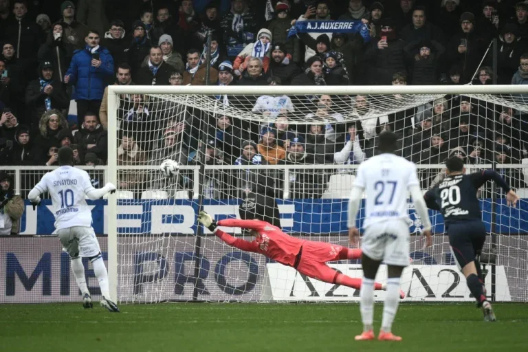 Greif arrête le penalty et sauve l’OL à Auxerre (0-0)