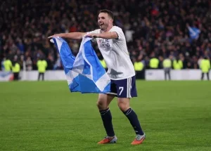 John McGinn célèbre la qualification de l'Écosse pour la Coupe du Monde