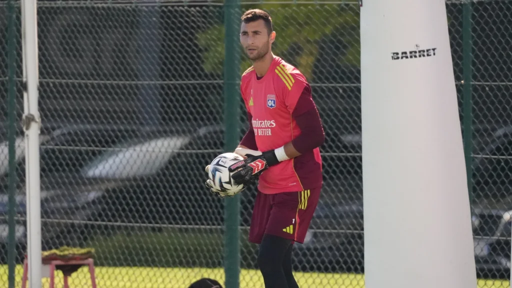 Greif sauve l'OL à Auxerre après un coup au genou décisif