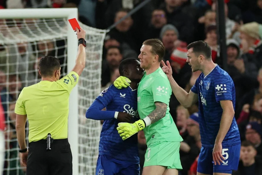 Idrissa Gueye expulsé lors d'Everton-Man United après altercation avec Keane