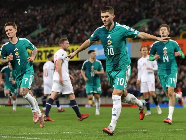 Irlande du Nord reprend la victoire avant le tirage des barrages du Mondial