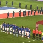 Jeunes footballeurs normands entrent sur la pelouse du Parc des Princes