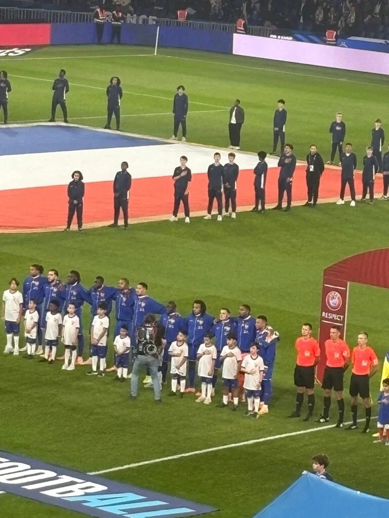 Jeunes footballeurs normands entrent sur la pelouse du Parc des Princes
