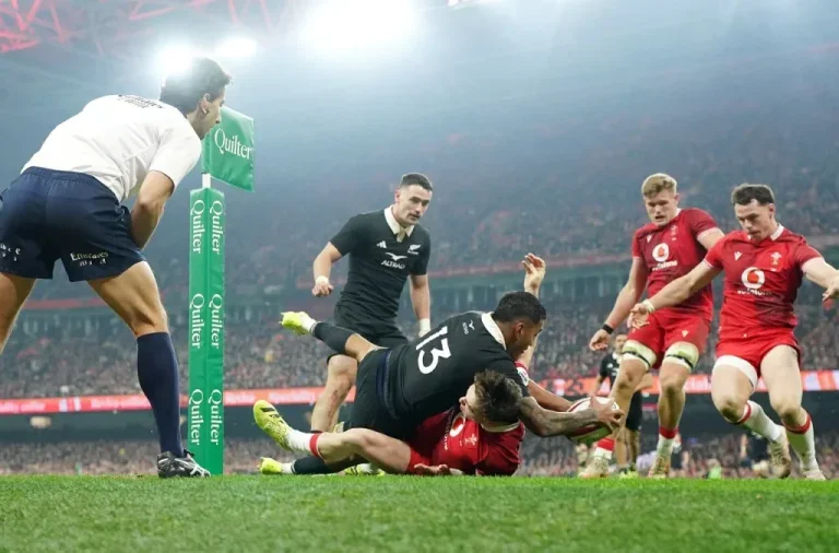 Les All Blacks battent les Gallois sous l'arbitrage historique de Hollie Davidson