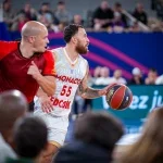 Mike James expulsé vestiaires Monaco Le Mans — réaction et contexte