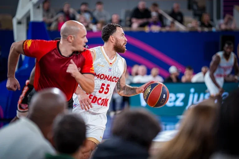 Mike James expulsé vestiaires Monaco Le Mans — réaction et contexte