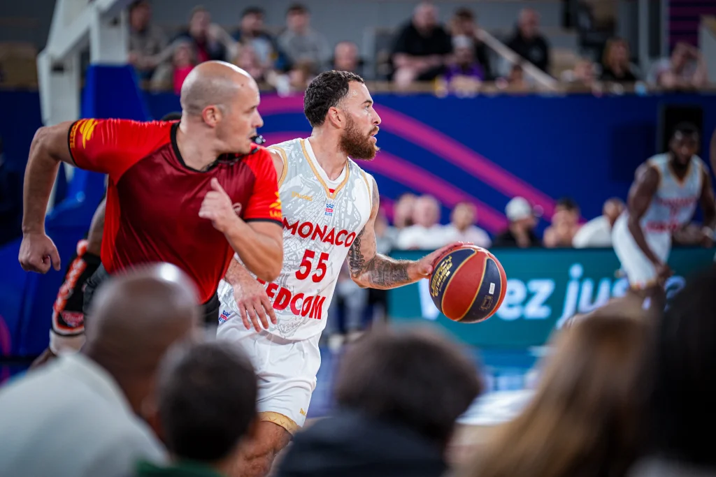 Mike James expulsé vestiaires Monaco Le Mans — réaction et contexte