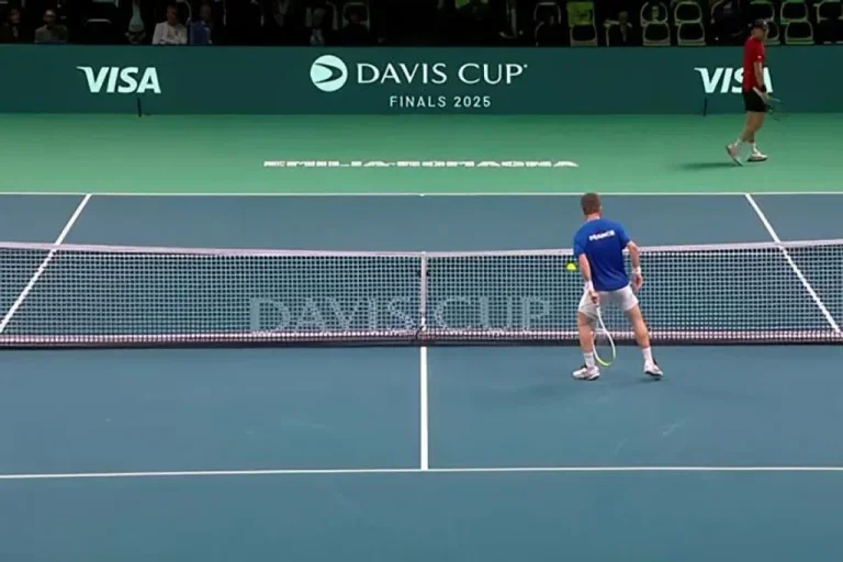Moutet et la demi-volée entre les jambes en Davis Cup
