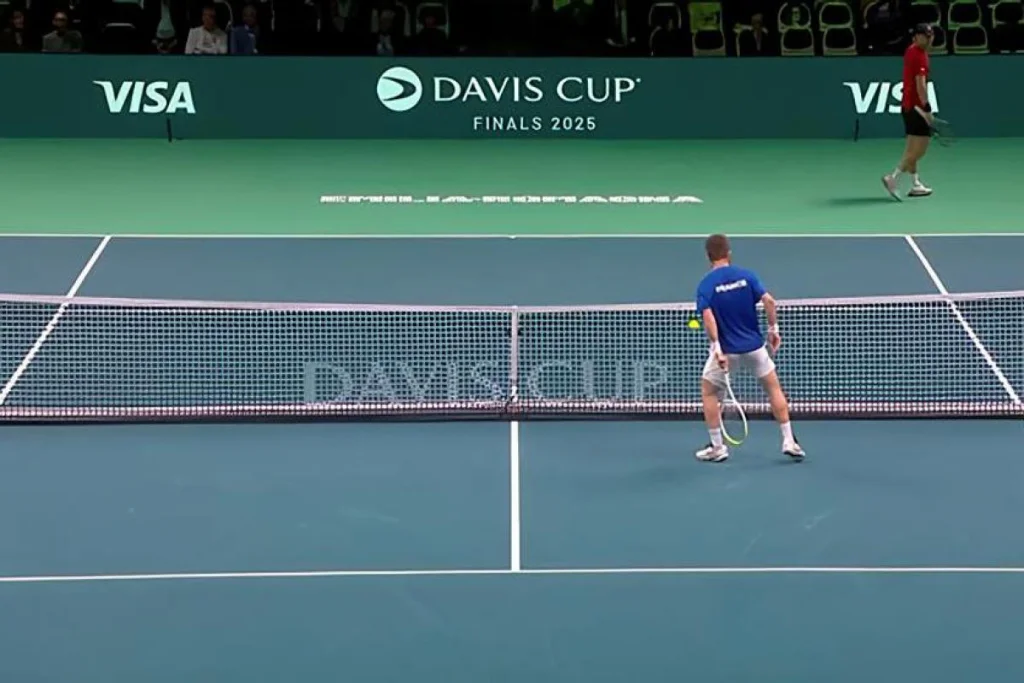 Moutet et la demi-volée entre les jambes en Davis Cup