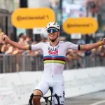 Tadej Pogacar vise Paris-Roubaix et défie Vingegaard en 2026