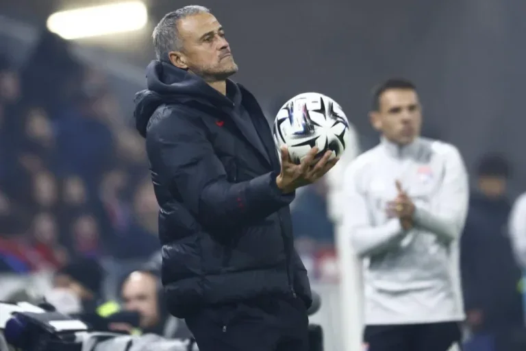 PSG: Luis Enrique agacé et appel au collectif après les critiques