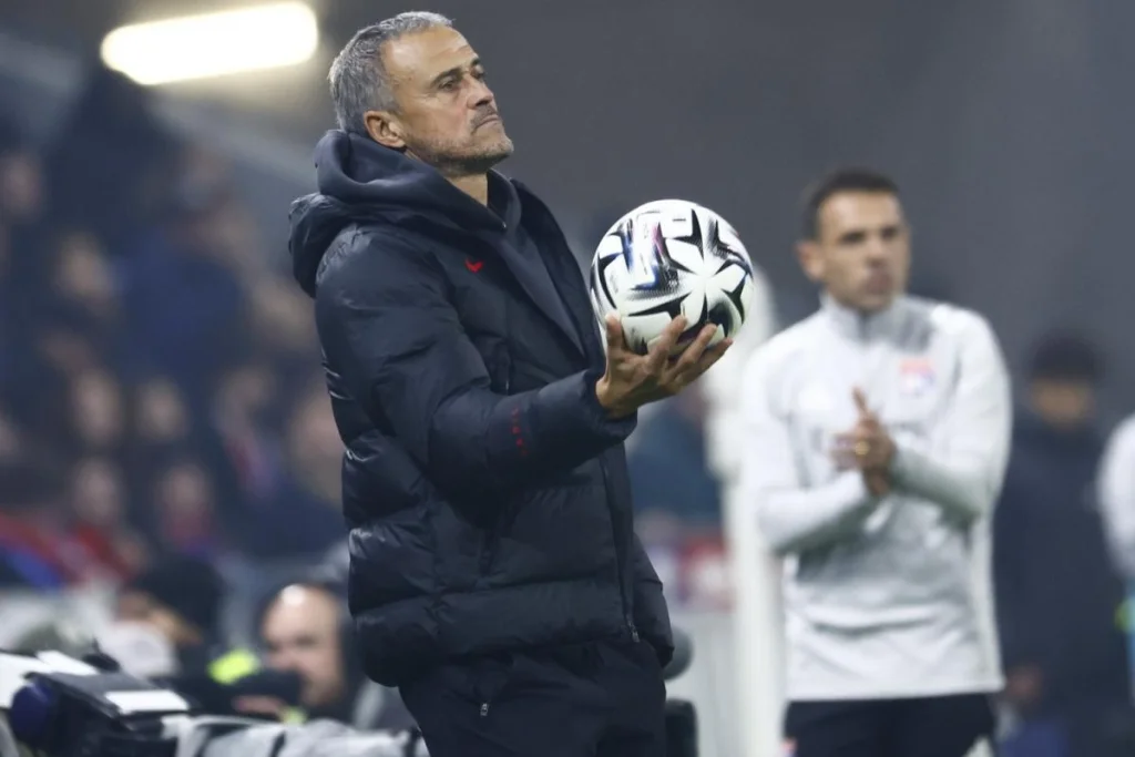 PSG: Luis Enrique agacé et appel au collectif après les critiques