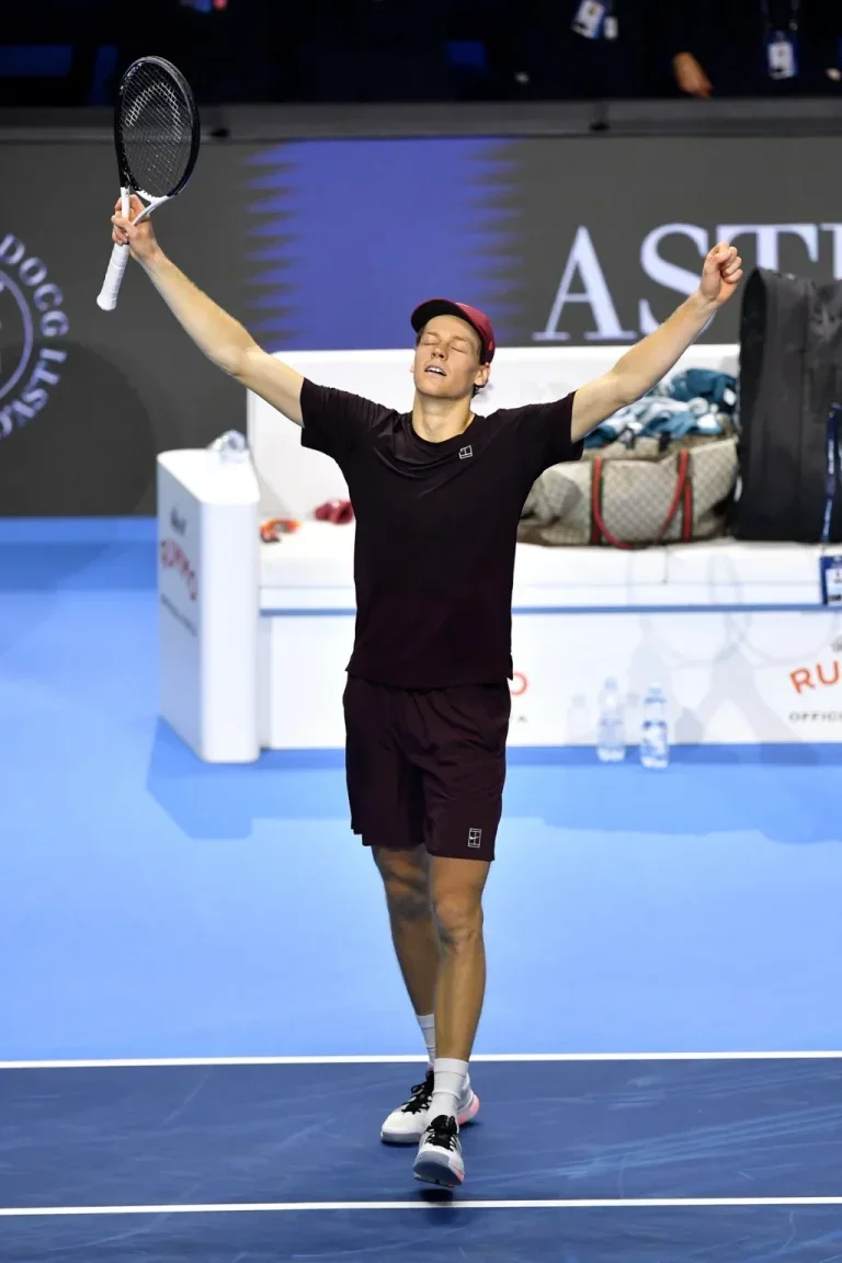 Jannik Sinner conserve son titre à l'ATP Finals face à Alcaraz