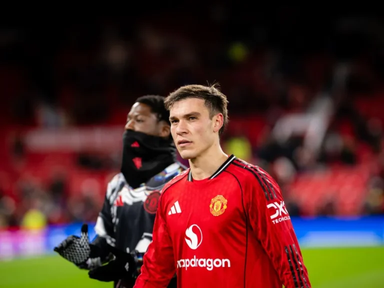 Manchester United : Quel milieu doit quitter avant Kobbie Mainoo ?