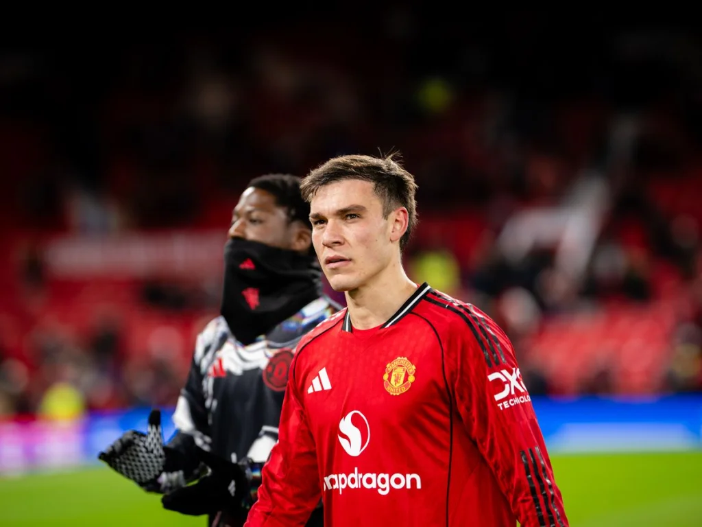 Manchester United : Quel milieu doit quitter avant Kobbie Mainoo ?