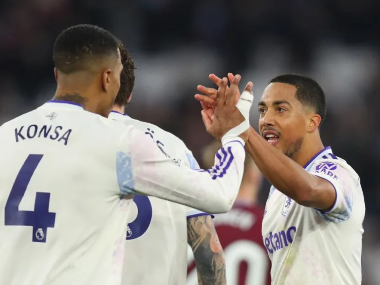 Aston Villa en course pour le titre : débats entre Walcott et Hart