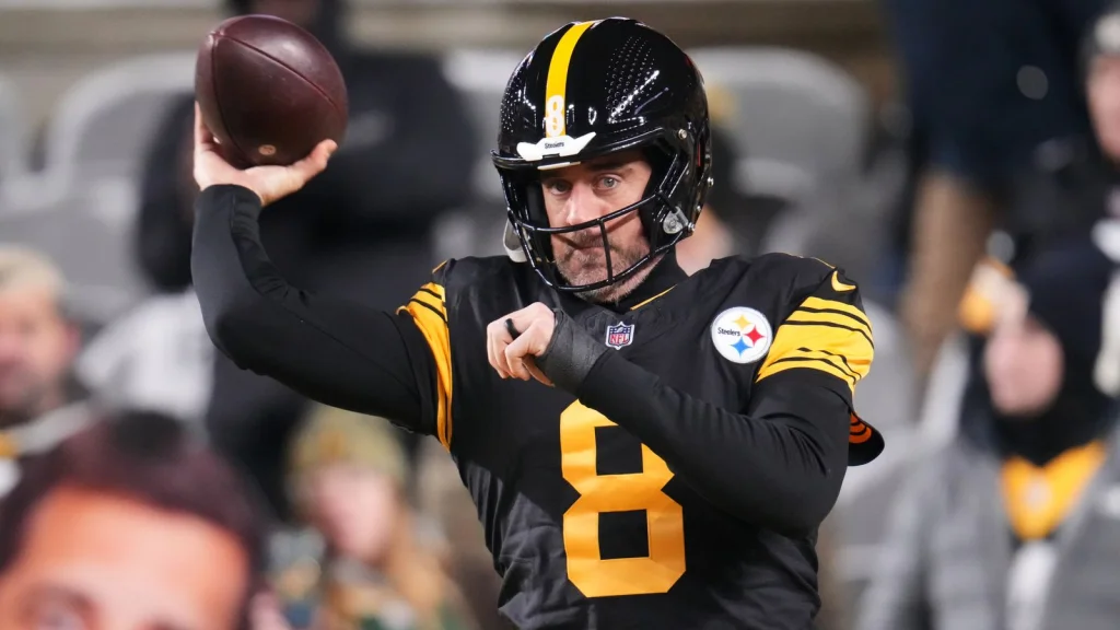 NFL : Rodgers et Steelers dominent Miami et restent en tête de l'AFC North
