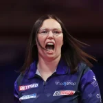 Gemma Hayter revient en darts après une pause de 8 ans pour viser le record de 1 million de livres