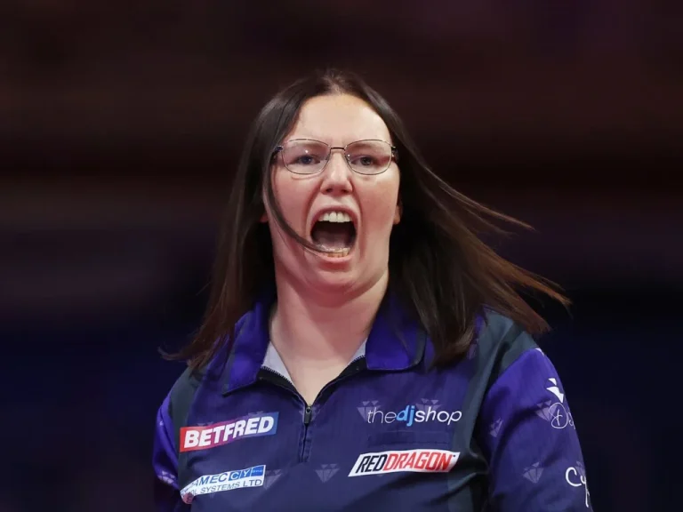 Gemma Hayter revient en darts après une pause de 8 ans pour viser le record de 1 million de livres