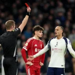 Neville critique sévèrement la faute de Xavi Simons contre Liverpool