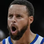 Stephen Curry porte les Nike de Devin Booker lors d'un match crucial