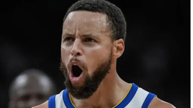 Stephen Curry porte les Nike de Devin Booker lors d'un match crucial