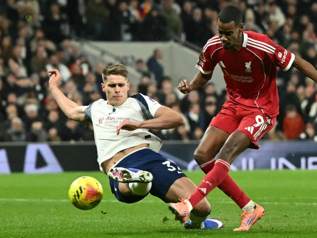 Liverpool : blessure grave d'Alexander Isak lors du match contre Tottenham