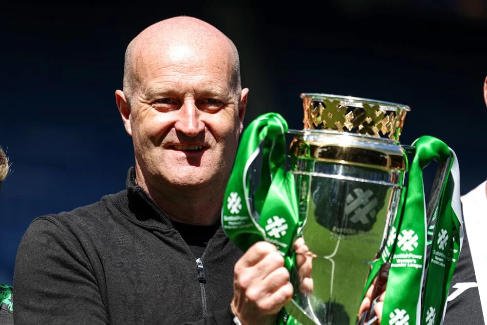 Grant Scott quitte Hibs pour rejoindre Celtic en tant qu'entraîneur