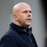 Arne Slot critique la faute dangereuse de Van de Ven sur Isak