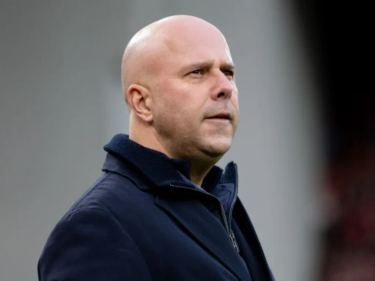 Arne Slot critique la faute dangereuse de Van de Ven sur Isak