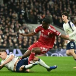 Arne Slot critique la challenge imprudente de Micky van de Ven sur Alexander Isak