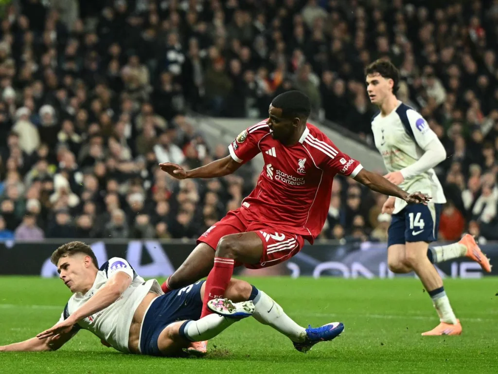 Arne Slot critique la challenge imprudente de Micky van de Ven sur Alexander Isak