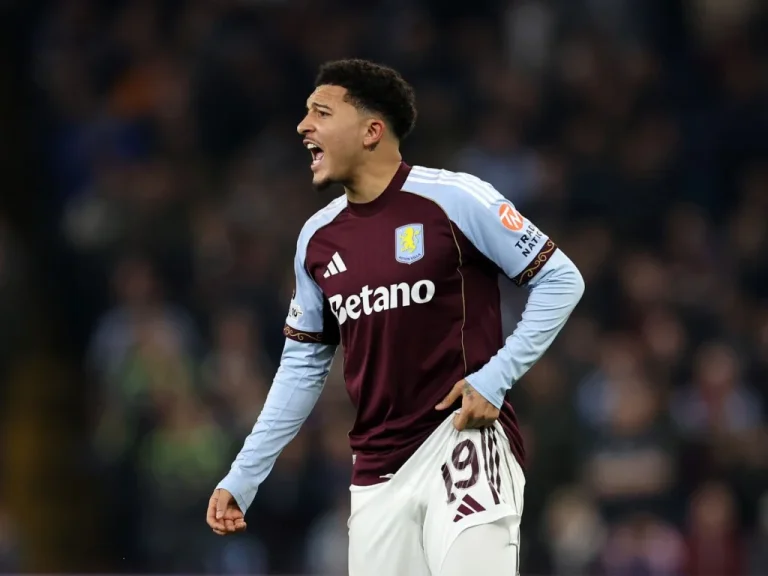 Support de l'équipe d'Aston Villa à Jadon Sancho face à ses difficultés
