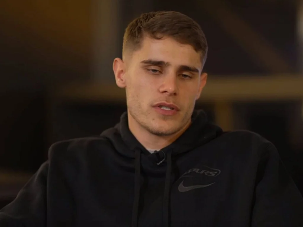 Micky van de Ven présente ses excuses à Alexander Isak après sa blessure