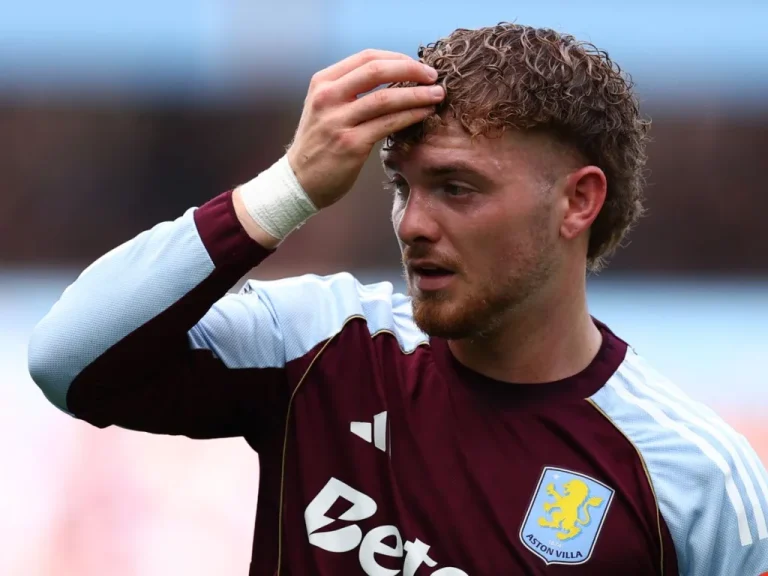 Harvey Elliott : de la réussite à la difficulté à Aston Villa