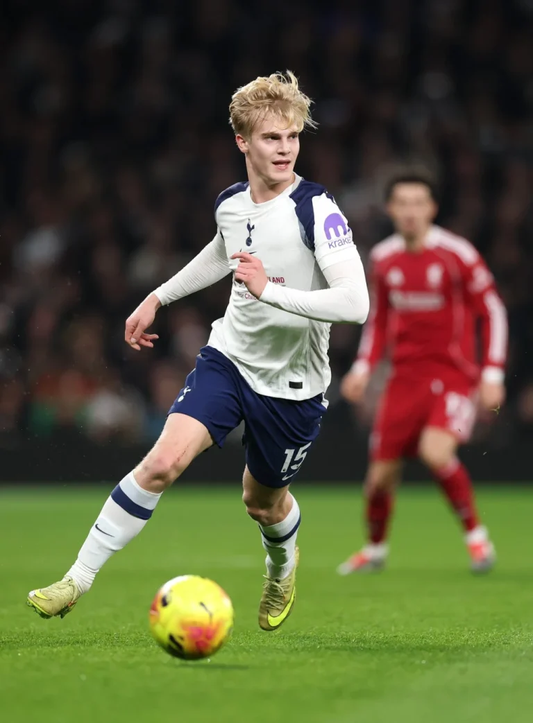Thomas Frank loue la polyvalence de Lucas Bergvall, futur pilier de Tottenham