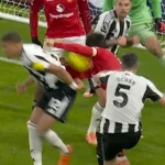 Manchester United évite le penalty après une décision VAR controversée