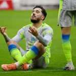 Pep Guardiola félicite Rayan Cherki après la victoire de Manchester City