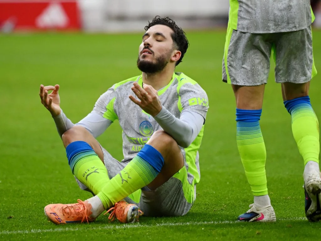 Pep Guardiola félicite Rayan Cherki après la victoire de Manchester City