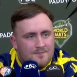 Luke Littler tacle Stephen Bunting après son élimination au Mondial de Darts