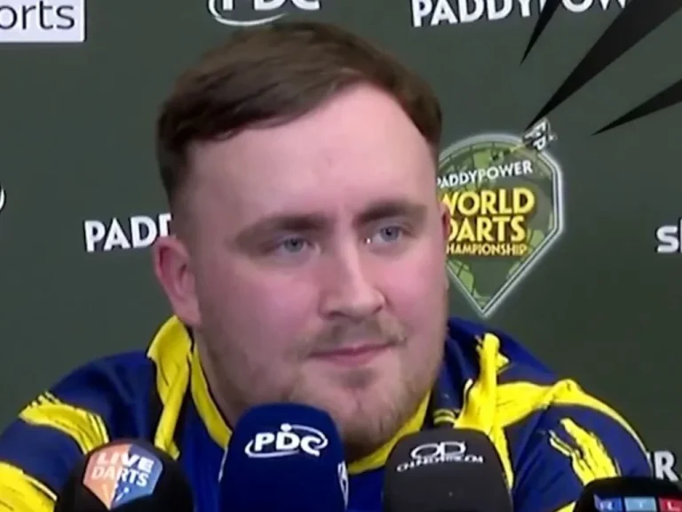 Luke Littler tacle Stephen Bunting après son élimination au Mondial de Darts