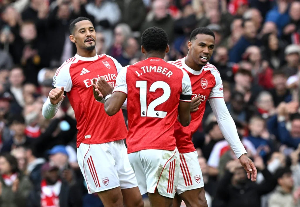 Liverpool envisage un transfert audacieux pour un défenseur d'Arsenal