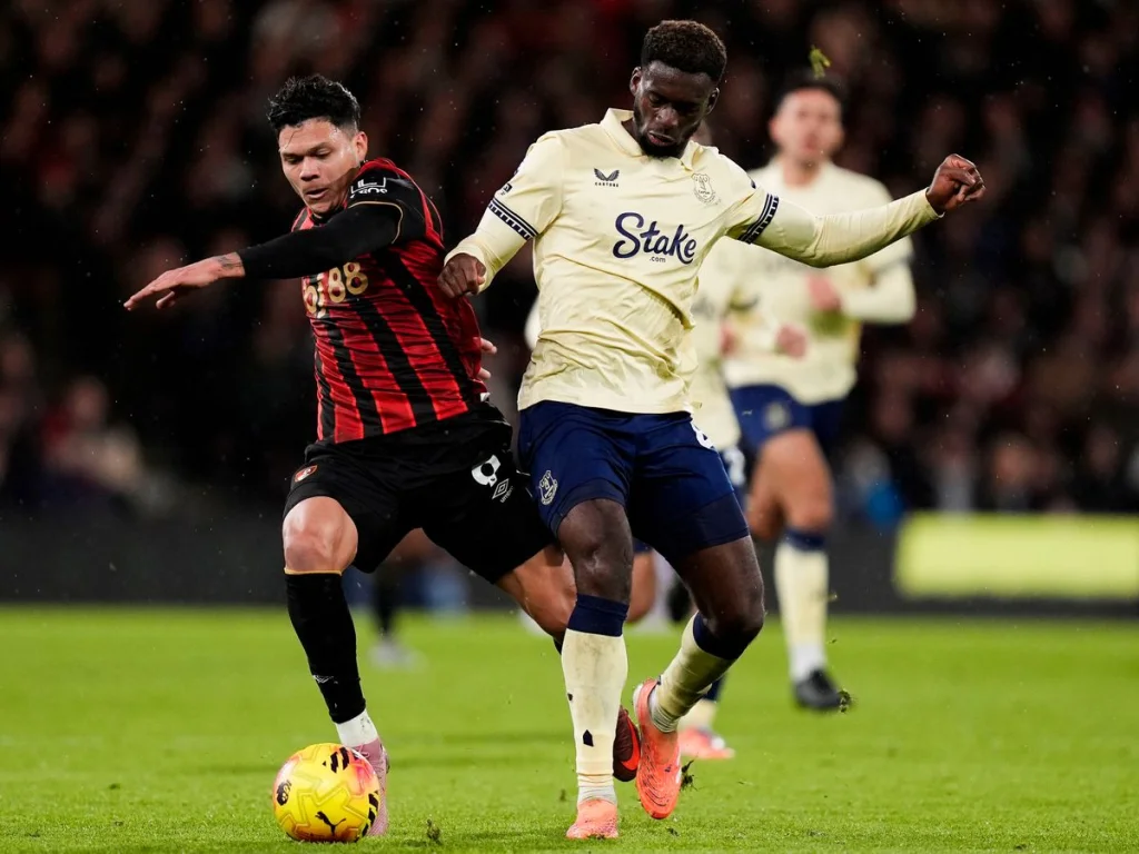 David Moyes félicite Tim Iroegbunam après sa performance pour Everton