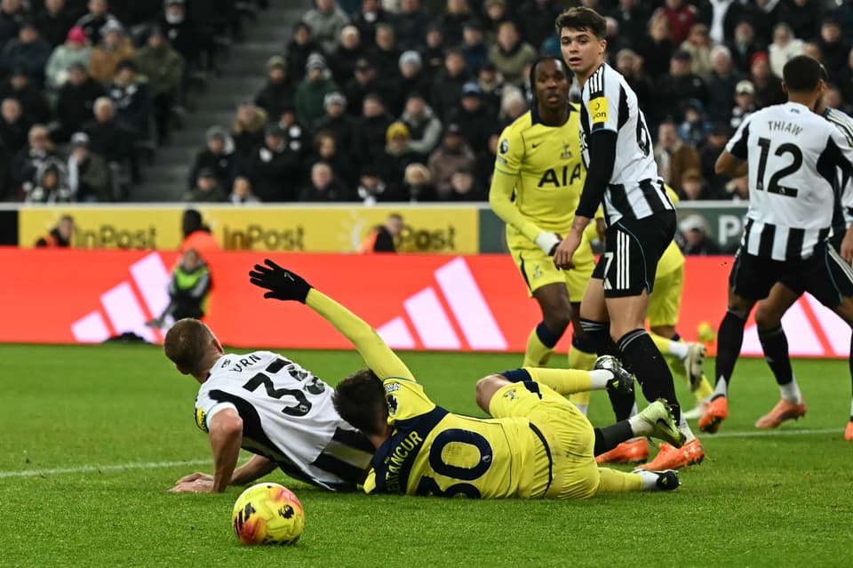 Vicario entouré par les supporters itinérants