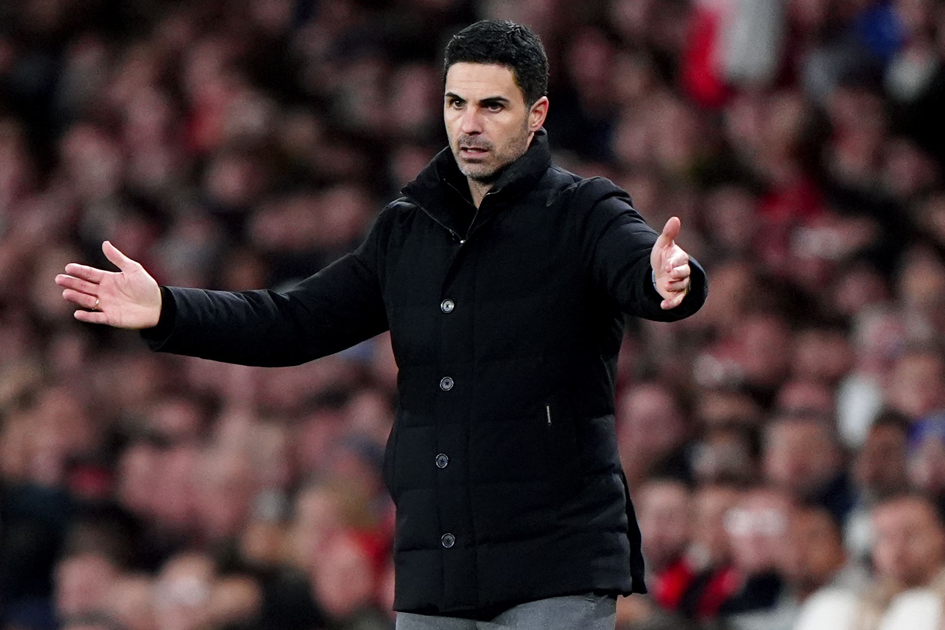 Mikel Arteta sur le banc pendant Arsenal-Brentford