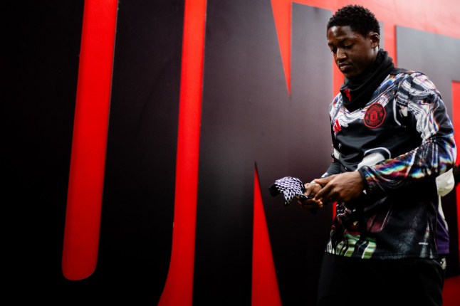 Kobbie Mainoo sur le banc lors du match Manchester United – West Ham