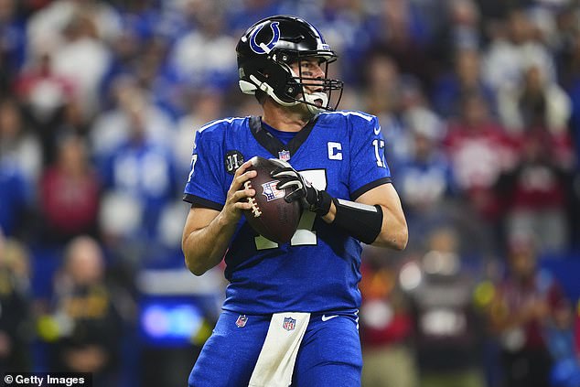 Rivers sur le terrain et les membres du lycée qui célèbrent