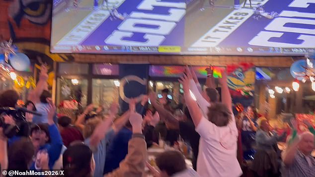 Des joueurs du lycée de Rivers célèbrent sa passe de touchdown