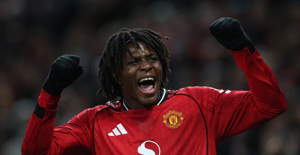 Patrick Dorgu célèbre son but contre Newcastle